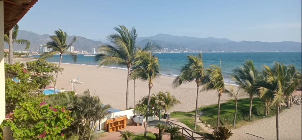 Canadian Travel Advisory Sparks Political Debate in Mexico