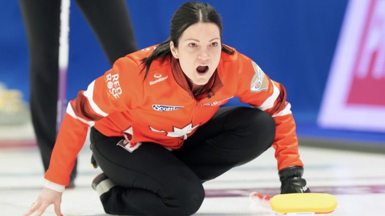 Canada stays in contention at Curling Worlds