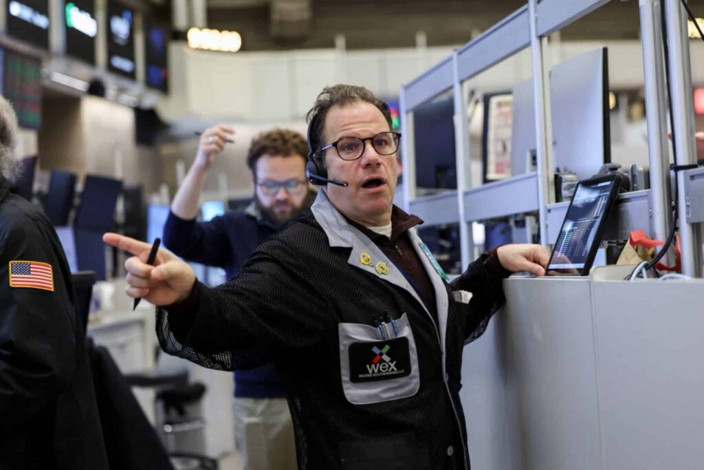Stocks Slide as Oil Surges, Tech Leads Market Selloff
