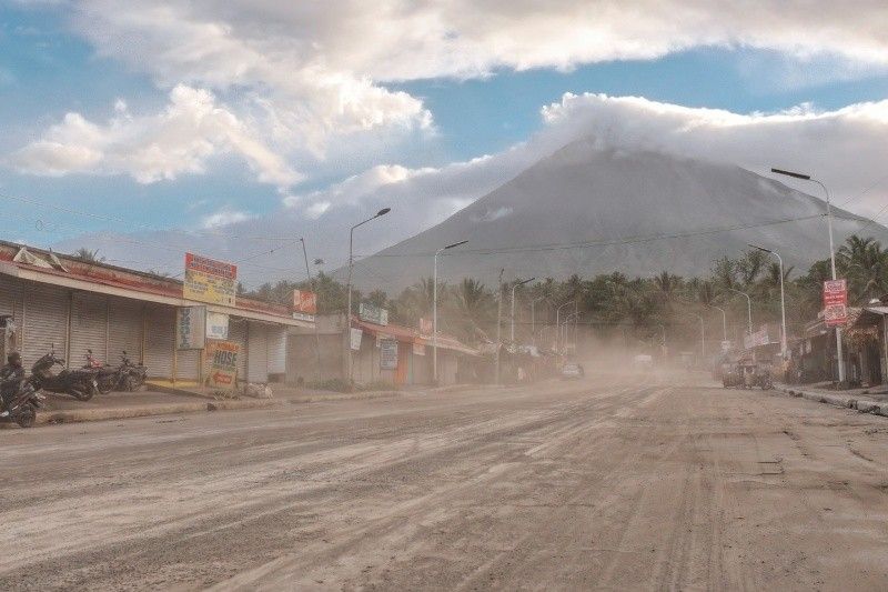 300+ Families Evacuate After Volcano Ashfall Philippines